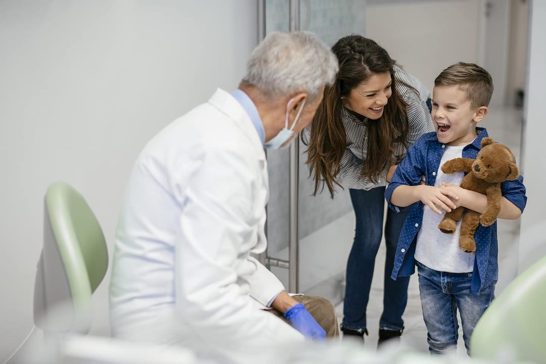 Ir al dentista puede causar mucho miedo a tus niños. Aunque es común que los niños tengan miedo, hay formas de hacerlos sentirse más tranquilos al visitar a su dentista.